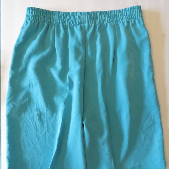 PRETTY LADIES TURQUOISE SHORTS - SMALL - Picture 3 of 6